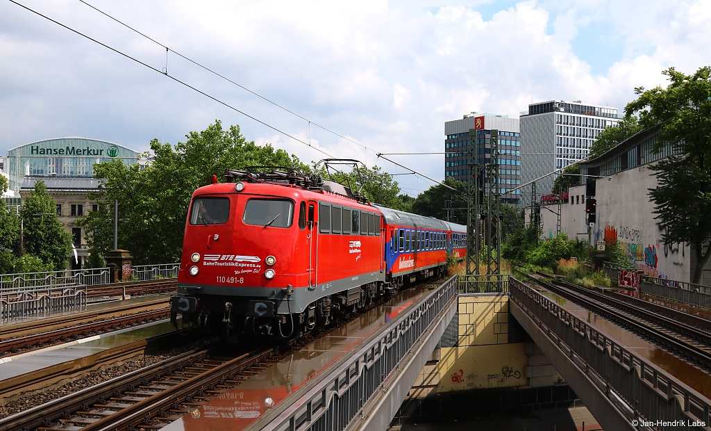 Die 110 491-8 von BTE zog am 28.07.17 den HKX 1802 nach Hamburg-Altona durch den Bf. Hamburg-Dammtor.