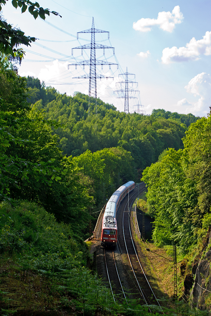 Die 111 009-7 der DB Regio NRW mit n-Wagen (ex Silberlinge) als RE 9 - Rhein-Sieg-Express (Aachen-Köln-Siegen), Umlauf RE 11381, am 19.05.2014, hier überquertsie bei Scheuerfeld die Sieg, bevor es durch den 32 m langen Mühlburg-Tunnel geht. 