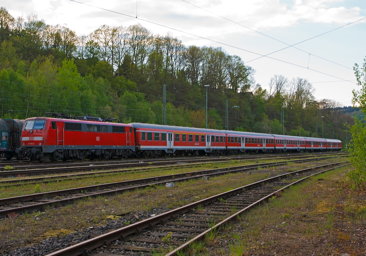 Die 111 101-2 der DB Regio NRW mit n-Wagen (ex Silberlinge) sind am 23.04.2014 im Betzdorfer Abstellbereich abgestellt. 
Die Verstärkerumläufe des RE 9 - Rhein-Sieg-Express (Aachen-Köln-Betzdorf) enden im Bahnhof Betzdorf/Sieg, eigentlich fahren sie bis Siegen Hbf leer weiter und werden dort dann angestellt. 

Die Lok wurde 1977 bei Henschel  in Kassel unter der Fabriknummer 32154 gebaut und an die DB geliefert. Sie hat die NVR-Nummer 91 80 611 101-2D-DB.