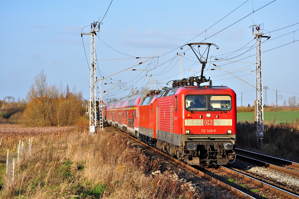 Die 112 149 hatt am 13.11.2013  neben der 120 202 etlich Dostos sowie die 143 306 im Schlepp.