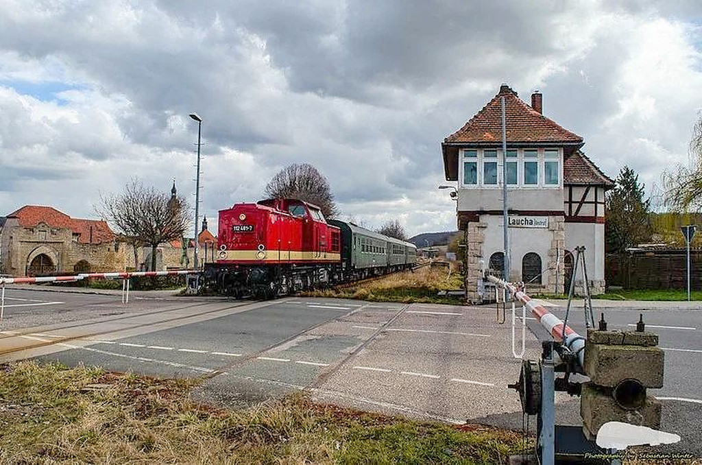 Die 112 481-7 von MaS Bahnconsult bespannte am 19.03.2022 eine Chartersonderfahrt von Lipsia Erlebnisreisen von Leipzig Hbf nach Karsdorf und ist hier bei der Ausfahrt in Laucha (U) zu sehen. (Foto: Sebastian Winter)