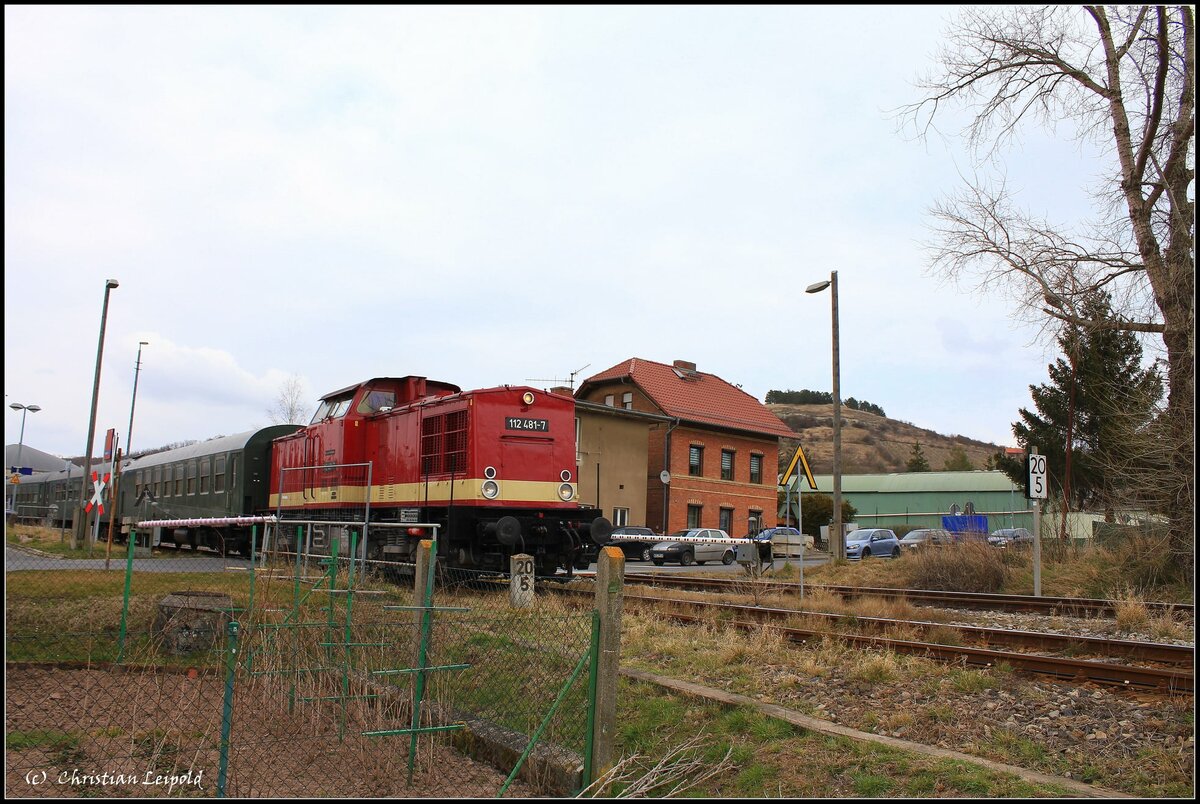 Die 112 481-7 von MaS Bahnconsult bespannte am 19.03.2022 eine Chartersonderfahrt von Lipsia Erlebnisreisen nach Leipzig Hbf. Christian Leipold fotografierte den Zug bei der Ausfahrt in Karsdorf.
