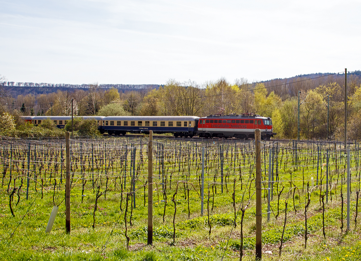 
Die 1142 704-6 (A-CBB 91 81 1142 704-6) der Centralbahn AG zieht am 12.04.2015 einen Sonderzug ber die Rechte Rheinstrecke (KBS 465), hier bei Leutesdorf, in Richtung Norden.