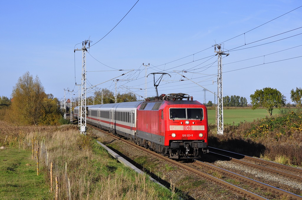 Die 120 123 befördert am 26.10.2015 den IC 2377 nach Frankfurt/Main,hier kurz hinter Rostock.