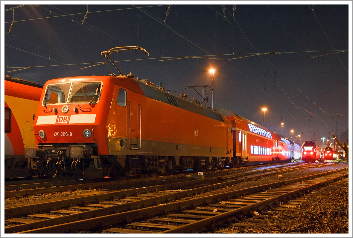 Die 120 206-8 ist mit Dostos (RE 9 - Rhein-Sieg-Express) am 12.11.2013 (2:08 Uhr) beim Hbf Siegen, fr den Einsatz in den spteren Morgenstunden, abgestellt.