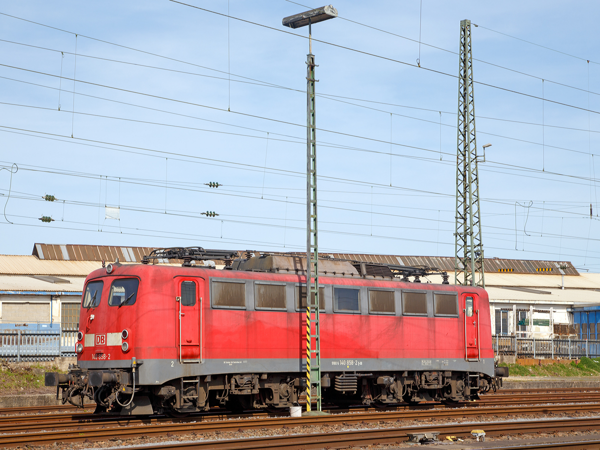 Die 140 858-2 (91 80 6140 858-2 D-DB) der DB Schenker Rail Deutschland AG ist am 12.04.2014 beim Bahnhof Neuwied abgestellt. 

Die E 40 wurde 1972 von Henschel in Kassel unter der Fabriknummer 31699 gebaut, der elektrische Teil ist von BBC (Brown, Boveri & Cie AG).

Wie alle Lokomotiven des Einheitslokomotivprogramms hatte die Baureihe E 40 als geschweißte Kasten-Konstruktionen mit Drehzapfen ausgeführte Drehgestelle und geschweißte Kastenaufbauten mit Lüftergittern. Die ebenfalls geschweißten Lokkästen unterscheiden sich im Wesentlichen nur durch ihre Länge und die Anordnung von Seitenfenstern und Lüftergittern von den anderen Einheitslokbaureihen. Die Baureihe E 40 (ab 1968: 140) ist technisch gesehen eine E 10.1 ohne elektrische Bremse und mit geänderter Getriebeübersetzung. Die E 40 / BR 140 unterscheiden von der E 10 / BR 110 durch eine andere Dachhaube mit weniger Lüftergitterrosten. Mit 879 Exemplaren ist die E 40 die meistgebaute Type des Einheitslokprogramms der DB. Ihre Höchstgeschwindigkeit betrug anfangs entsprechend ihrem vorgesehenen Einsatzgebiet im mittelschweren Güterzugdienst 100 km/h, wurde im Juni 1969 jedoch auf 110 km/h erhöht, um die Züge zu beschleunigen und die Loks auch besser im Berufsverkehr einsetzen zu können.

Technische Daten:
Achsanordnung: Bo´Bo´
Spurweite: 1.435 mm
Länge über Puffer: 16.440 mm
Drehzapfenabstand: 7.900 mm
Achsstand in den Drehgestellen: 3.400 mm
Gesamtachsstand: 11.300 mm
Dienstgewicht: 86t
Achslast: 21,5t
Zulässige Höchstgeschwindigkeit: 110 Km/h
Stromsystem: Einphasen-Wechselstrom 15 000 V, 16 ²/³ Hz
Nennleistung: 3700 kW (5032 PS)
Nennleistung Trafo: 4040 kVA
Anzahl Fahrstufen: 28
Anzahl Fahrmotoren: 4