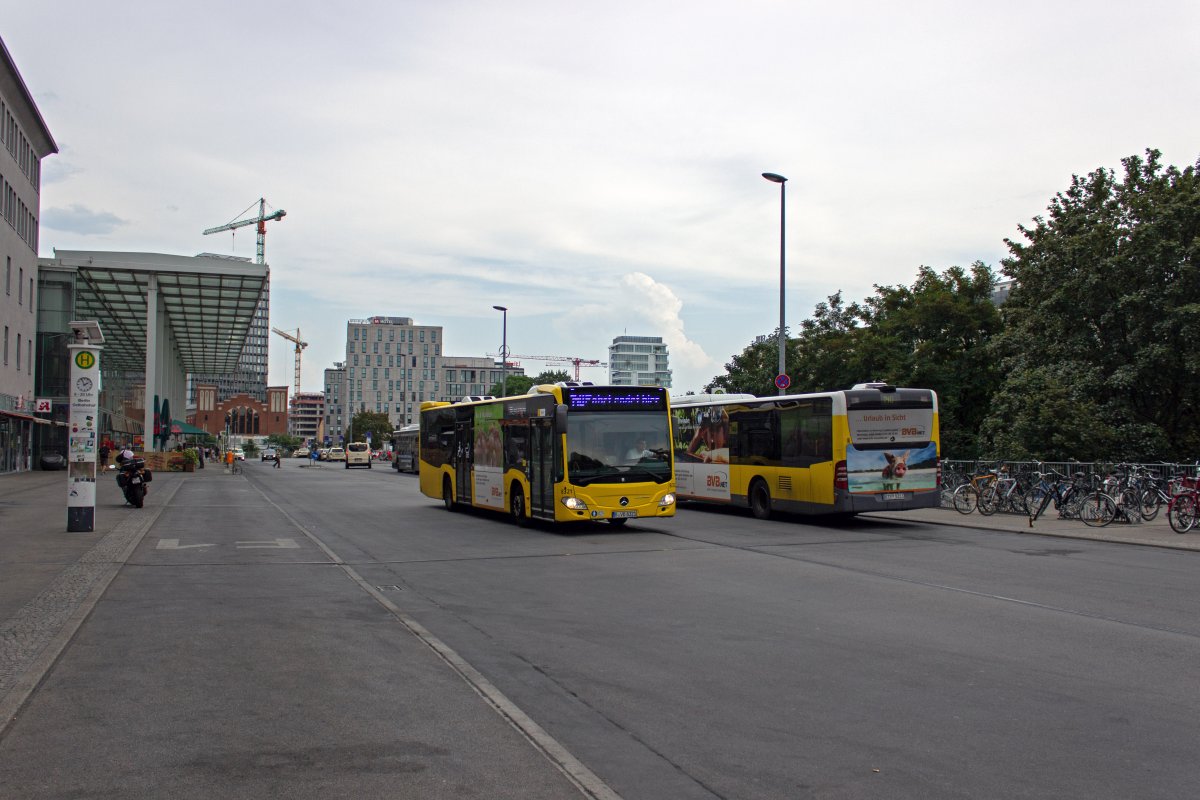 Die 140 ist eine der Linien, fr die Konzessionen an einen Subunternehmer der BVG vergeben worden sind. In diesem Fall betreibt die Firma Bus Verkehr Berlin (BVB) die vom Ostbahnhof bis Tempelhof durchlaufenden Stammkurse, whrend die BVG die an Wochentagen fahrenden Verstrker bis Mehringdamm bernimmt. Wagen 8321 hat sein Fahrtziel erreicht und fhrt zur Abstellung in der Wendeschleife.