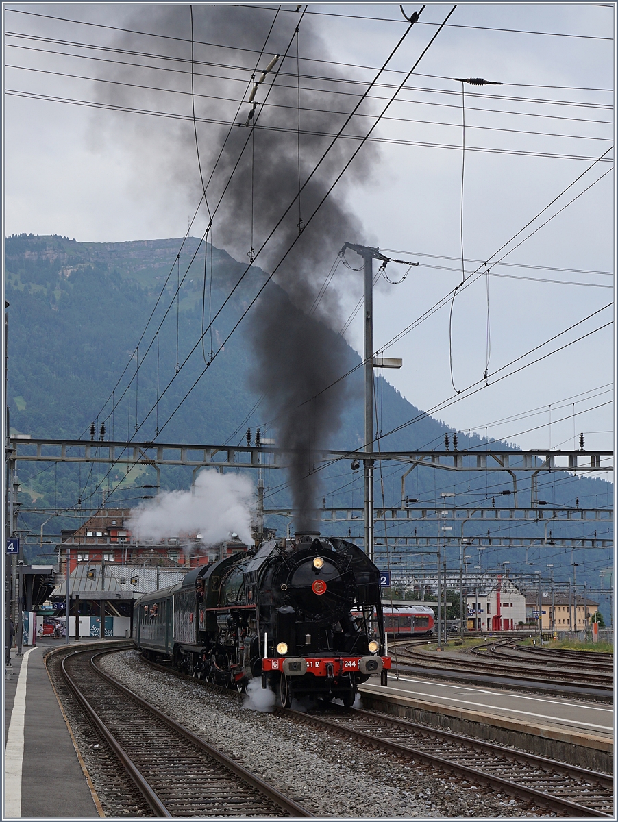 Die 141 R 1244 des  Vereins Mikado 1244  rangiert in Arth Goldau ihren Zug in den westlichen Teil des Bahnhofs für die Weiterfarht nach Luzern.
24. Juni 2018