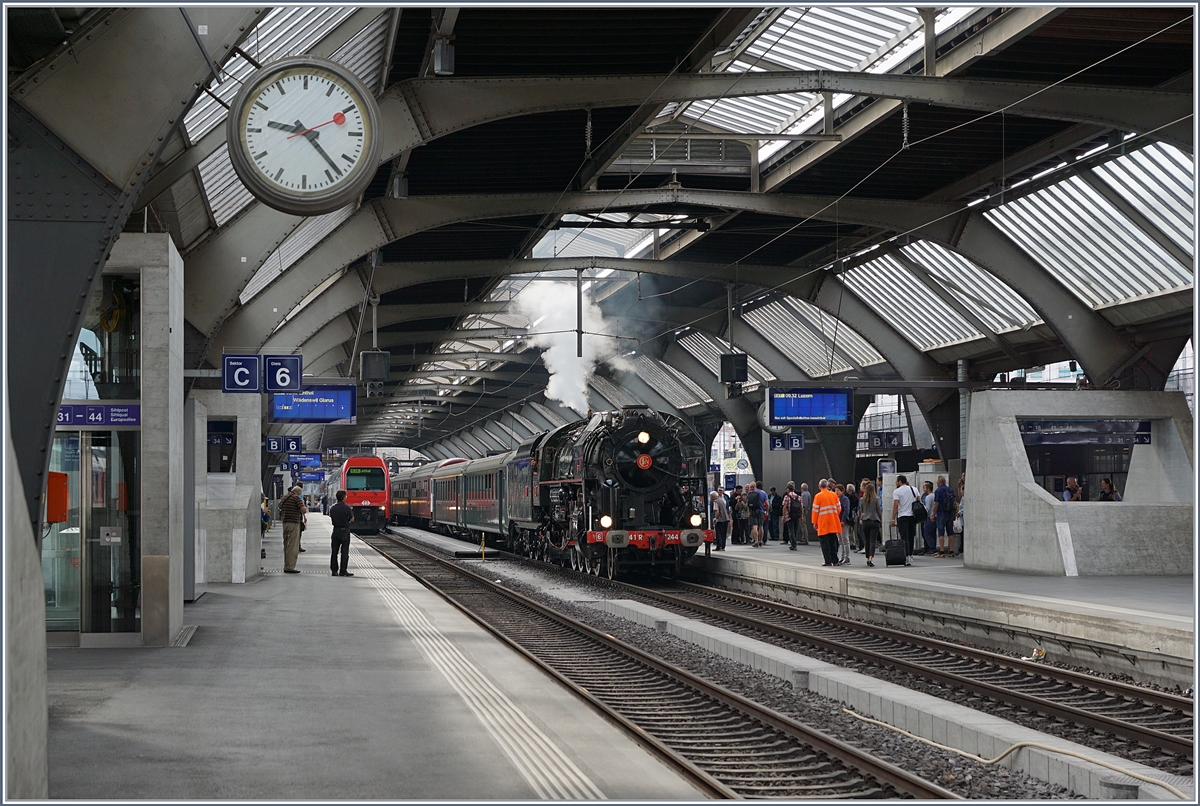 Die 141 R 1244 des  Vereins Mikado 1244  wartet in Zürich HB auf die Abfahrt nach Luzern.
24. Juni 2018