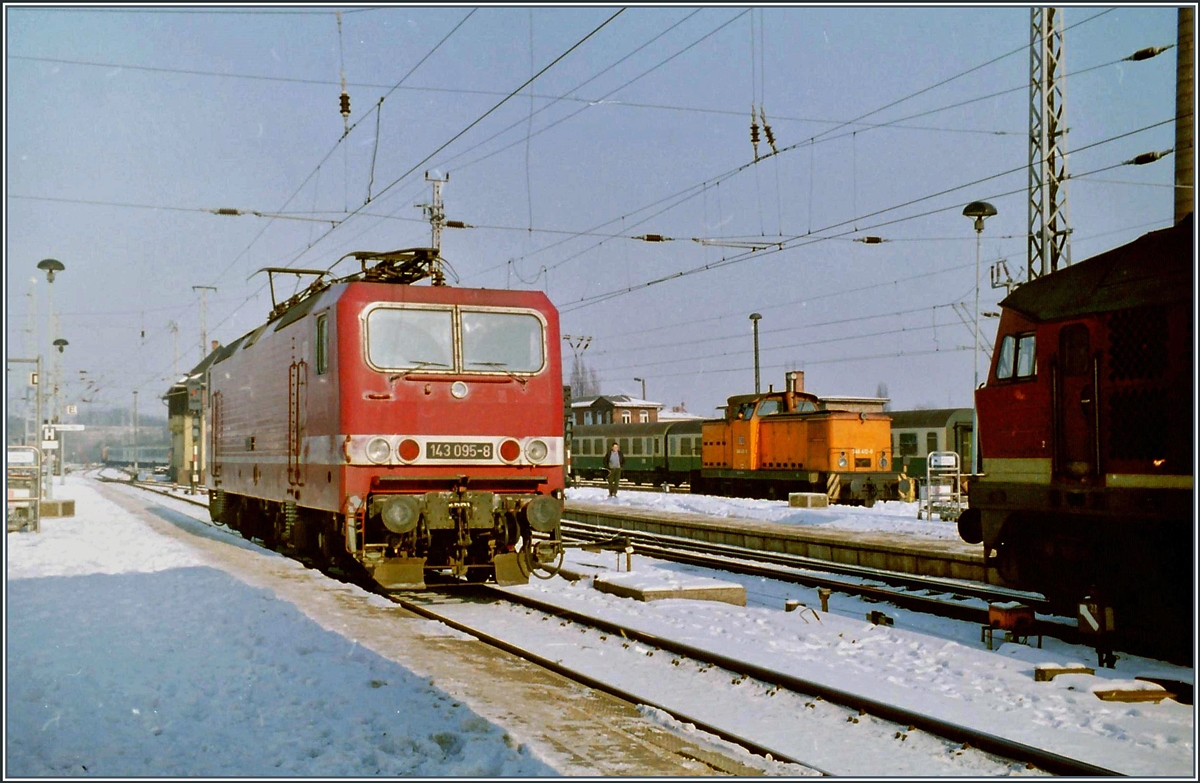 Die 143 095-8 zeigt sich an eine schnen, aber sehr kalten Wintertag in Schwerin. 

Analogbild vom 9. Feb. 19962