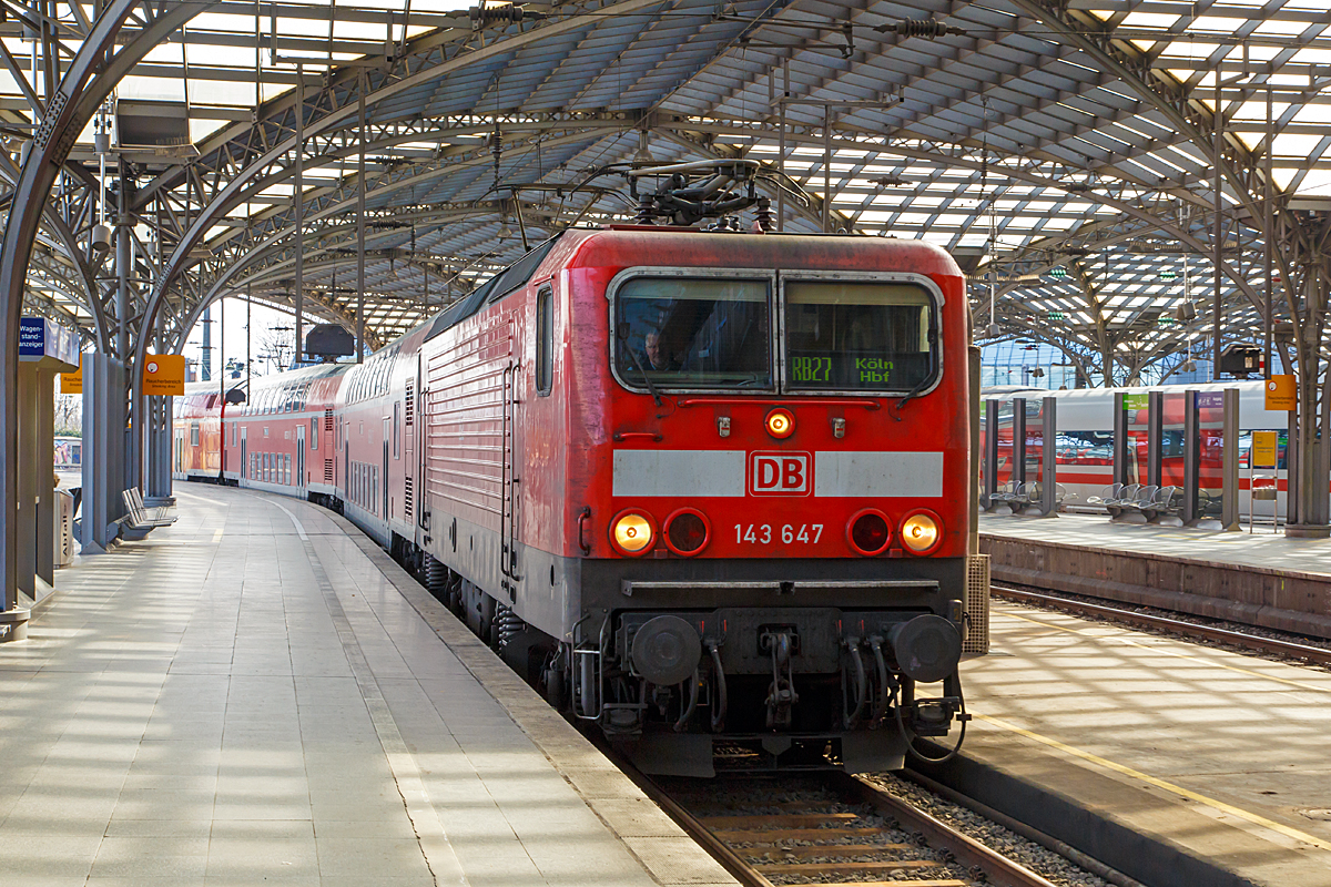 
Die 143 647-6 der DB Regio, ex DR 243 647-5, mit dem RB 27  Rhein-Erft-Bahn  (Koblenz Hbf - Köln Hbf) fährt am 08.03.2015 in den Hauptbahnhof Köln, der hier Endstation ist. 

Die Lok wurde 1990 von LEW (VEB Lokomotivbau Elektrotechnische Werke Hans Beimler) in Hennigsdorf unter der Fabriknummer 20955 gebaut und als 243 647-5 an die Deutsche Reichsbahn (DR) geliefert, 1992 erfolgte die Umzeichnung in DR 143 647-6 und 1994 in DB 143 647-6. Sie hat die komplette NVR-Nuzmmer 91 80 6143 647-6 D-DB un die EBA-Nummer EBA 01C17A 647.