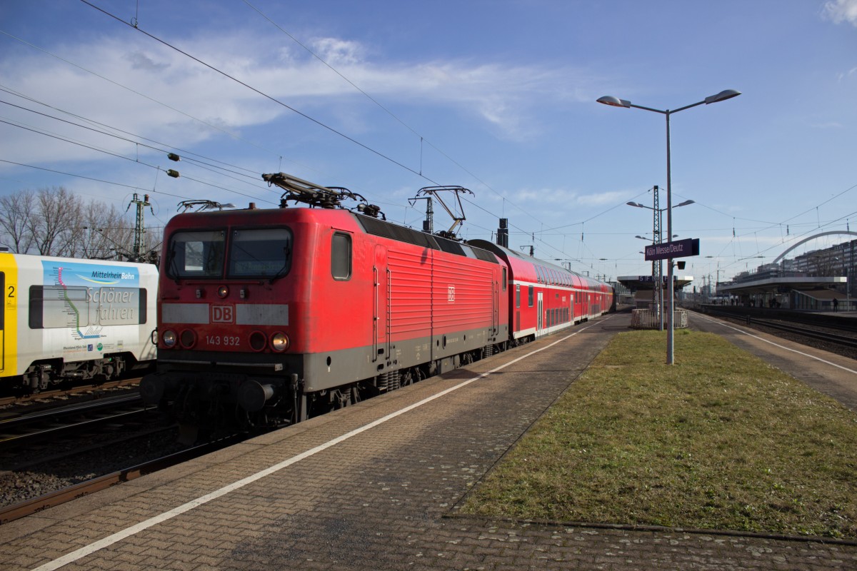 Die 143er auf der nordrhein-westfälischen RB27 standen am 25.02. leider fast alle falsch herum. Und so kam auch 143 932 aus dem Gegenlicht.