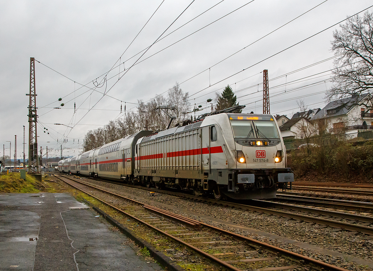 Die 147 574-8 (91 80 6147 574-8 D-DB – IC 4901)  der DB Fernverkehr AG fährt am 29.12.2021 mit dem IC 2321 (Norddeich Mole - Münster Hbf - Siegen Hbf - Frankfurt am Main Hbf), recht pünktlich und auch gut gefüllt, durch Kreuztal in Richtung Siegen. Dieser Zug hat keine Freigabe für Nahverkehr Tickets auf diesem Streckenabschnitt

Die TRAXX P160 AC3 wurde 2019 von Bombardier in Kassel unter der Fabriknummer KAS 35624 gebaut und an die DB Fernverkehr AG geliefert.  Sie hat die Zulassungen für Deutschland. 

Für die Schweiz ist die Zulassung der TRAXX P160 AC3 auch vorgesehen, daher hat sie auch vier Stromabnehmer. Doch wurde keine Zulassung der Loks, wie auch der Wagen, vom Hersteller für die Schweiz erlangt. Wo hier das Problem liegt ist mir unklar.
