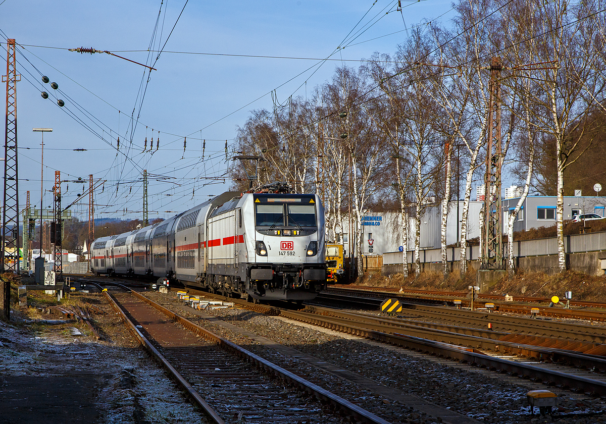 Die 147 592 (91 80 6147 592-0  D-DB – IC 4877)  der DB Fernverkehr AG fhrt am 22.12.2021 mit dem IC 2229 (Dortmund Hbf - Siegen Hbf - Frankfurt a.M. Hbf), von Kreuztal weiter in Richtung Dillenburg. Zwischen Iserlohn-Letmathe und Dillenburg wird der Zug auch als RE 34 gefhrt und hat die Freigabe fr Nahverkehr Tickets auf diesem Streckenabschnitt.

Die TRAXX P160 AC3 ist sehr neu, sie wurde 2021 von Bombardier in Kassel gebaut und an die DB Fernverkehr AG geliefert. Sie hat die Zulassungen fr Deutschland. Fr die Schweiz ist die Zulassung auch vorgesehen, daher hat sie auch vier Stromabnehmer, doch wurde noch keine Zulassung durch die Schweiz vom Hersteller erlangt.