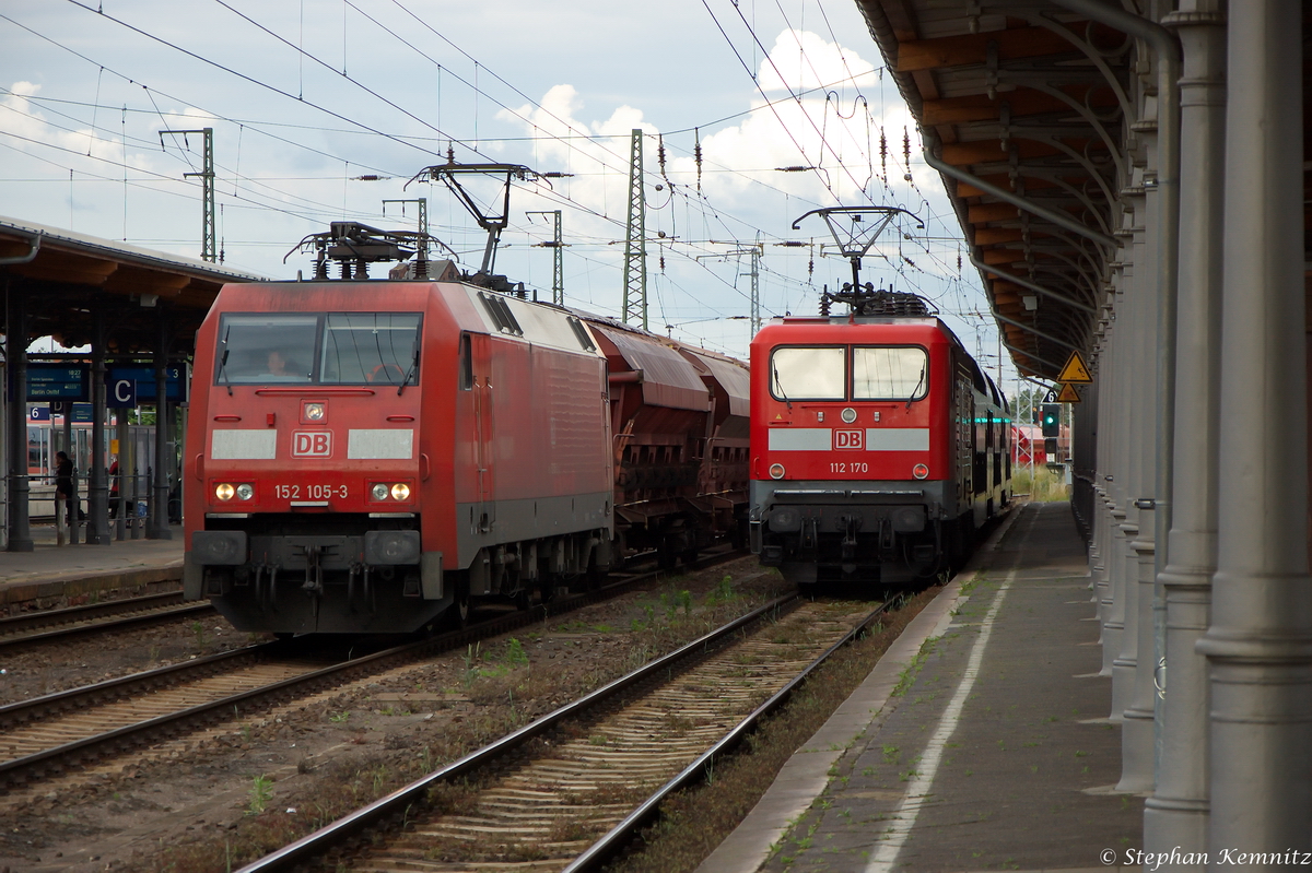 Die 152 105-3 DB Schenker Rail Deutschland AG mit einem Tads Ganzzug und die 112 170 mit dem RE20 (RE 17639) von Uelzen nach Halle(Saale)Hbf, trafen sich in Stendal. 01.07.2014 