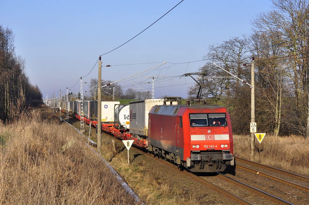 Die 152 143 bespannte am 06.01.2016 den KT 50128 nach Hamburg -Billwerder.Hier in Sildemow.