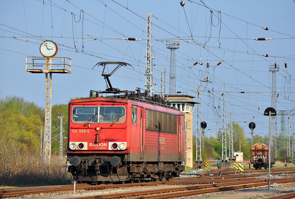 Die 155 068 brachte den 53211 aus Wismar am 19.04.2014 nach Rostock-Seehafen.Beim rangieren zur wohlverdienten Pause wurde sie geknipst.