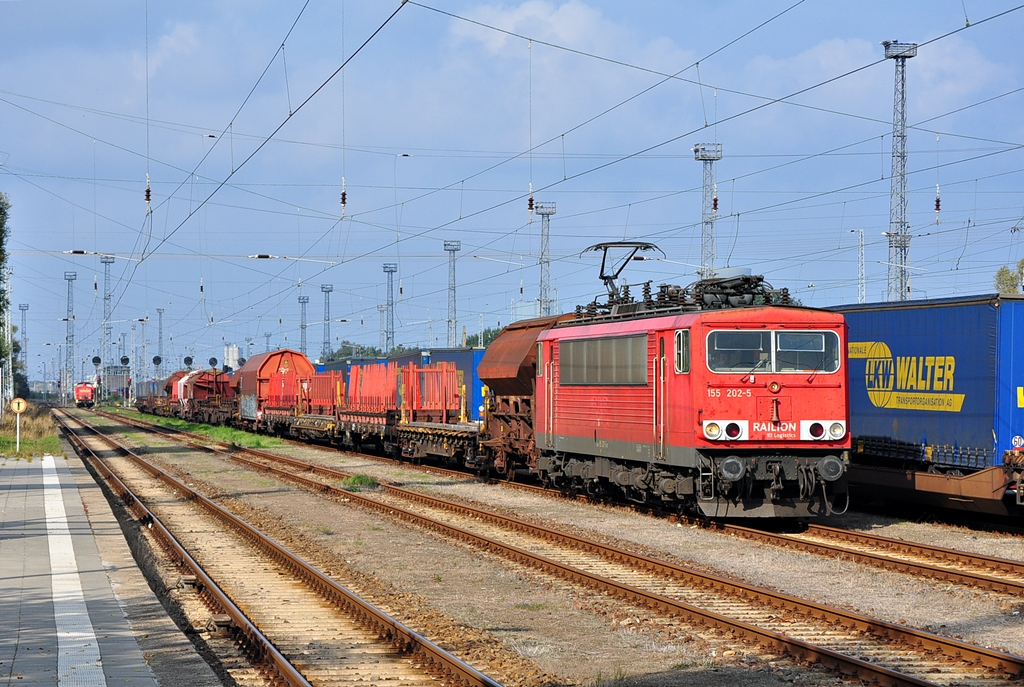 Die 155 202 bespannte am 09.10.2013 den Zug 52953 von Rostock Seehafen nach Eberswalde.