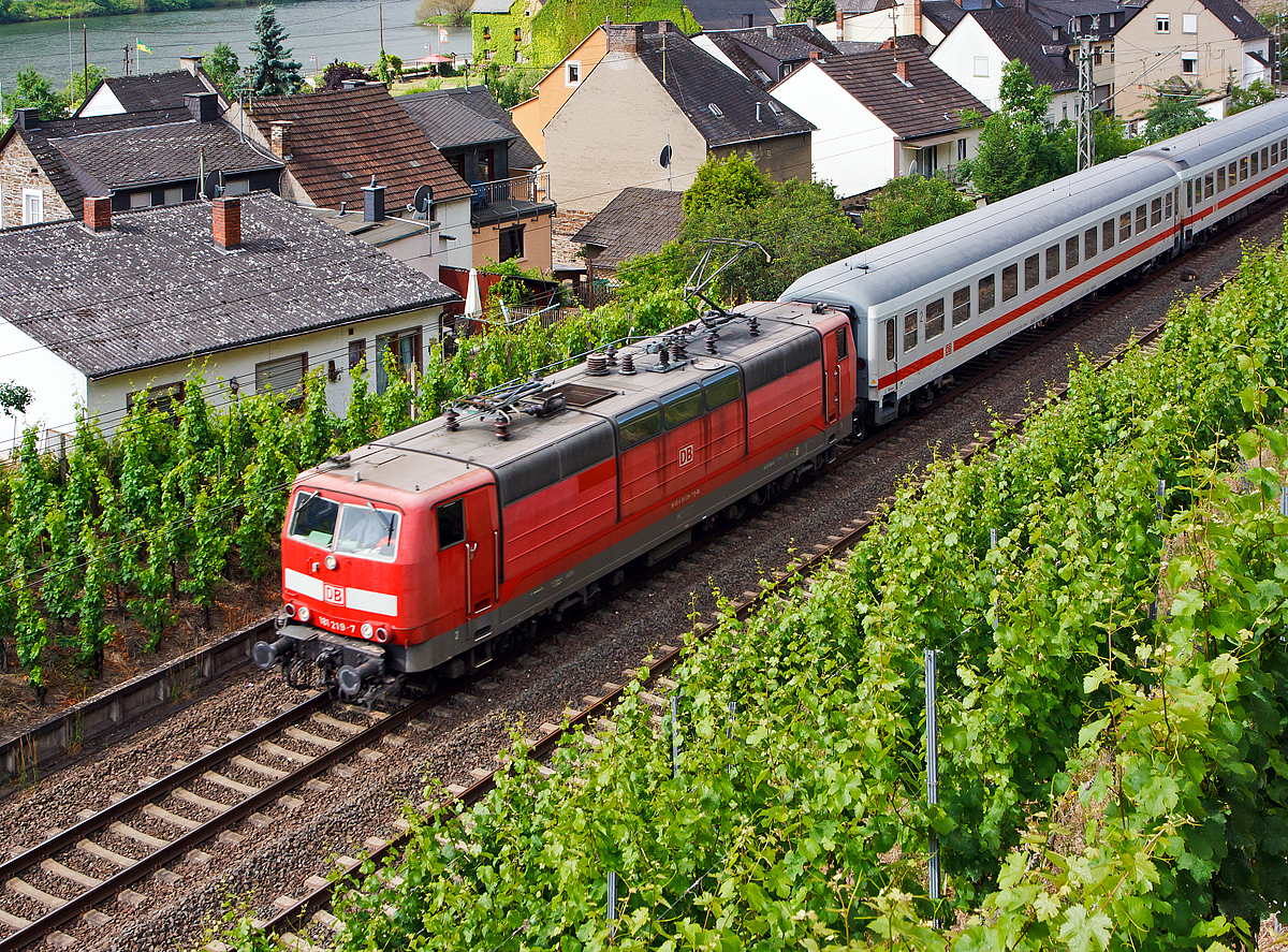 
Die 181 219-7 zieht den IC 133  Ostfriesland  (Luxemburg - Norddeich Mole) am 21.06.2014 durch Hatzenport in Richtung Koblenz. 

Die Lok wurde 1974/75 von Krupp unter der Fabriknummer 5285 gebaut, der elektrische Teil ist von AEG (Fabriknummer 8856), am 28.01.1975 erfolgte die Abnahme durch die DB. Sie hat die NVR-Nummer 91 80 6181 219-7 D-DB und gehört zum Bestand der DB Fernverkehr AG.
