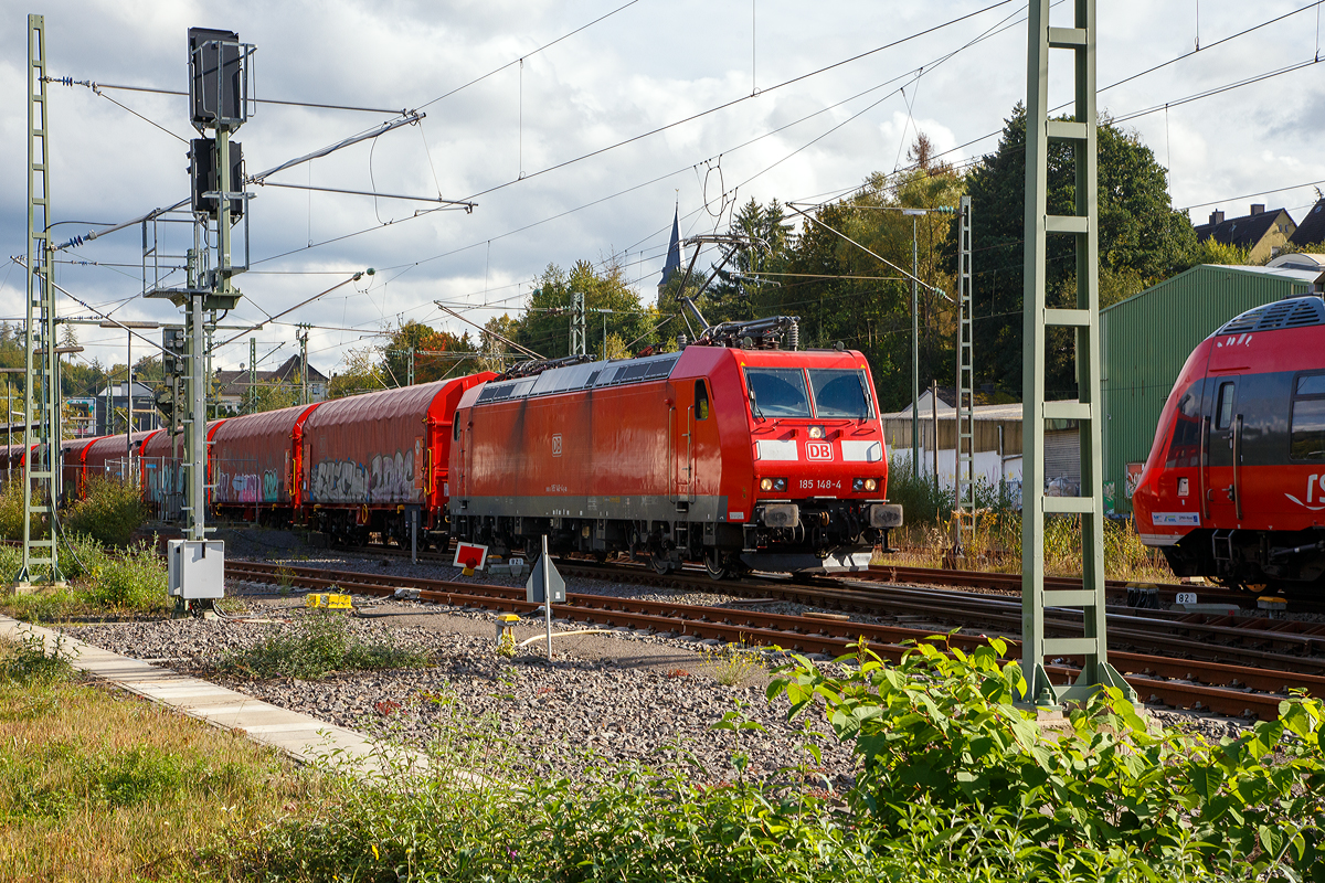 Die 185 148-4 (91 80 6185 148-4 D-DB) der DB Cargo fährt am 04.10.2021 mit einem sehr langen leeren Coilzug durch Betzdorf (Sieg) in Richtung Köln. Als Gegenzug kommt gerade der RE 9 von Köln.

Die Lok hat die Zulassungen für Deutschland und die Schweiz.

Einen lieben Gruß an den Lokführer der 185 zurück, sorry vor Ort hatte ich die grüßende Hand nicht gesehen.