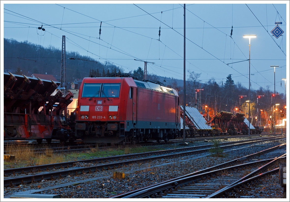 Die 185 233-4 der DB Schenker Rail abgestellt am 04.01.2014 in Kreuztal. 

Die TRAXX F140 AC2 wurde 2005 unter der Fabriknummer 33758 bei Bombardier in Kassel gebaut.