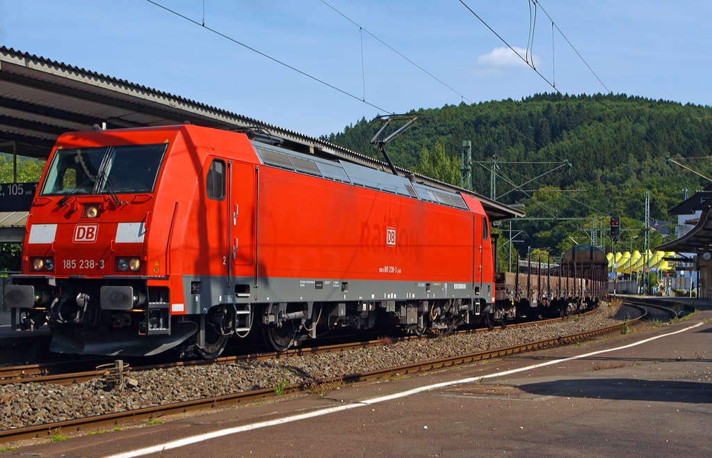 Die 185 238-3  der DB Schenker Rail fhrt am 22.08.2013 mit einem gem. Gterzug durch Betzdorf (Sieg) in Richtung Kln.

Die TRAXX F140 AC2 wurde 2005 unter der Fabriknummer 33763 bei Bombardier in Kassel gebaut.
