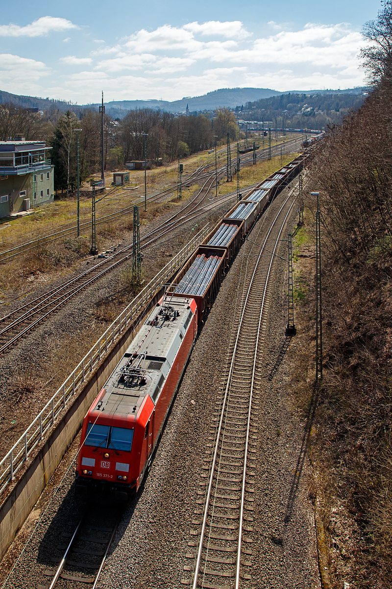 Die 185 371-2 (91 80 6185 371-2 D-DB) der DB Cargo Deutschland AG fährt am 02.04.2021, mit einem offenen Güterzug (Ganzzug mit offenen Güterwagen der Gattung Enos-x, beladen mit Tubing Rohre (Rohre für Bohrgestänge „drill pipe“), durch Betzdorf/Sieg in Richtung Köln.

Die TRAXX F140 AC2 wurde 2009 von Bombardier in Kassel unter der Fabriknummer 34649 gebaut.

Hinten im Rbf Betzdorf ist eine SBB Cargo Re 482 mit einem KLV-Zug abgestellt.
