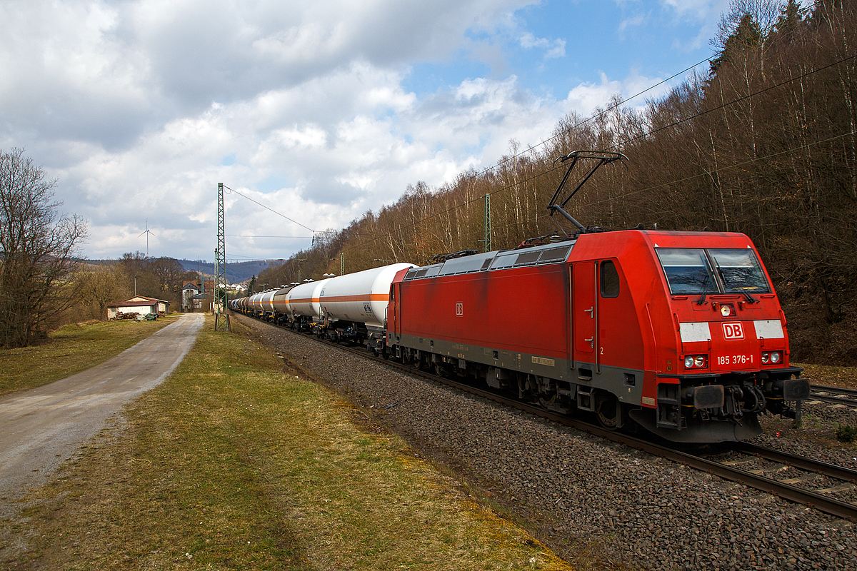 Die 185 376-1 (91 80 6185 376-1 D-DB), eine Bombardier TRAXX F140 AC2 der DB Cargo Deutschland AG fährt am 26.03.2021, mit einem langen gemischten Güterzug, durch den Hp Dillbrecht an der Dillstrecke (KBS 445) in südlicher Richtung.

Die TRAXX F140 AC2 wurde 2009 von Bombardier in Kassel unter der Fabriknummer 34659 gebaut.
