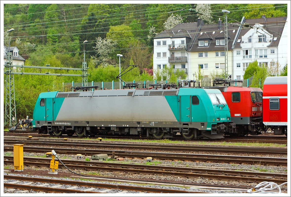 Die 185 615-2 (eine Bombardier TRAXX F140 AC 2) der TXLogistik AG ist am 28.04.2013 abgestellt beim Hbf Koblenz.  

Die Lok wurde 2008 bei Bombardier in Kassel unter der Fabriknummer 34277 gebaut und Angel Trains Cargo geliefert, 2011 kam sie zur TXL. Sie trgt die NVR-Nummer  91 80 6185 615-2 D-TXLA, die EBA-Nr. ist  EBA 03J15A 580.

Hinweis: Aufgenaommen aus einem Sonderzug.