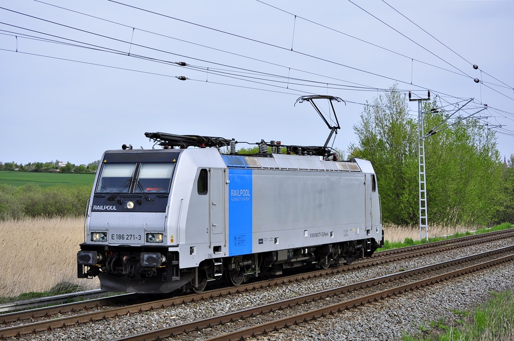 Die 186 271 rollt am 11.05.2015 durch Sildemow in Richtung Schwerin.