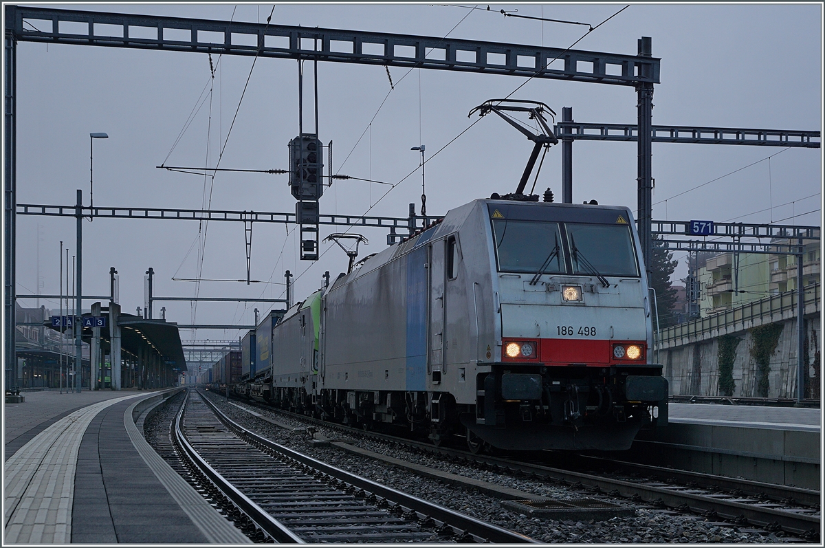 Die 186 498-2 (UIC 91 80 6186 498-2D-Rpool) und die BLS 475 417-2 (UIC 91 85 4475 417-2 CH BLSC) warten mit ihrem Güterzug in Spiez auf die baldige Weiterfahrt. 

17. Feb. 2021