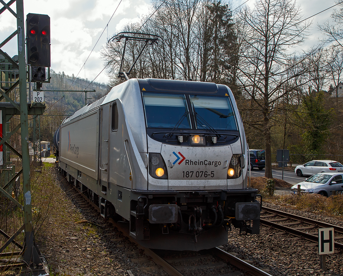 Die 187 076-5 (91 80 6187 076-5 D-RHC) der RheinCargo GmbH & Co. KG fährt am 20.04.2021 mit einem Kesselwagenzug durch Kirchen a. d. Sieg in Richtung Siegen.

Die Bombardier TRAXX F140 AC3 wurde 2016 von der Bombardier Transportation GmbH in Kassel unter der Fabriknummer 35255 gebaut und an RheinCargo geliefert.