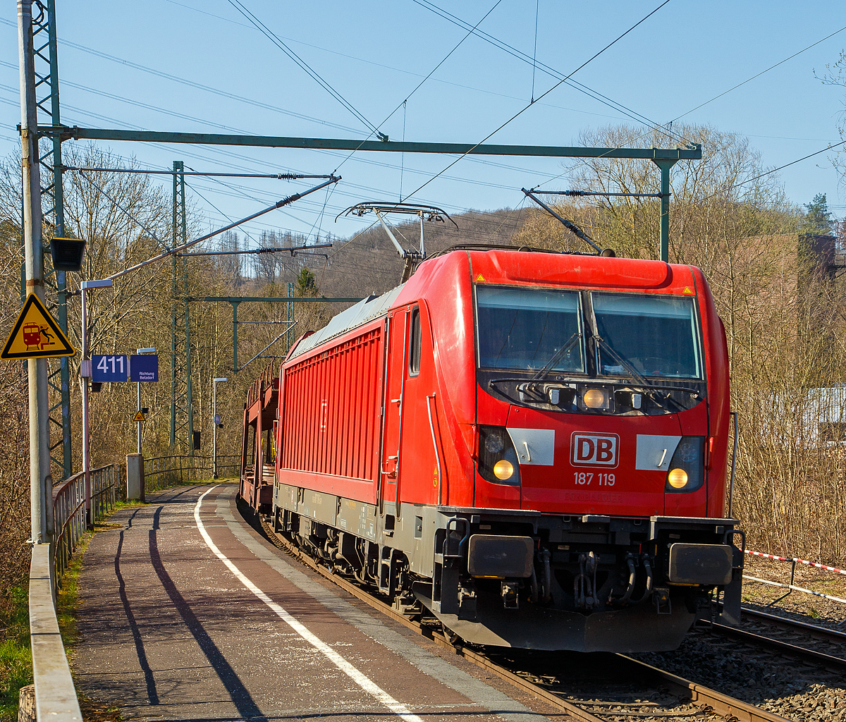 Die 187 119 der DB Cargo AG (91 80 6187 119-3 D-DB) fährt am 22.03.2022 mit einem gemischten Güterzug durch Scheuerfeld (Sieg) in Richtung Siegen.

Die TRAXX F140 AC3 wurde 2017 von Bombardier in Kassel unter der Fabriknummer 35263 gebaut.