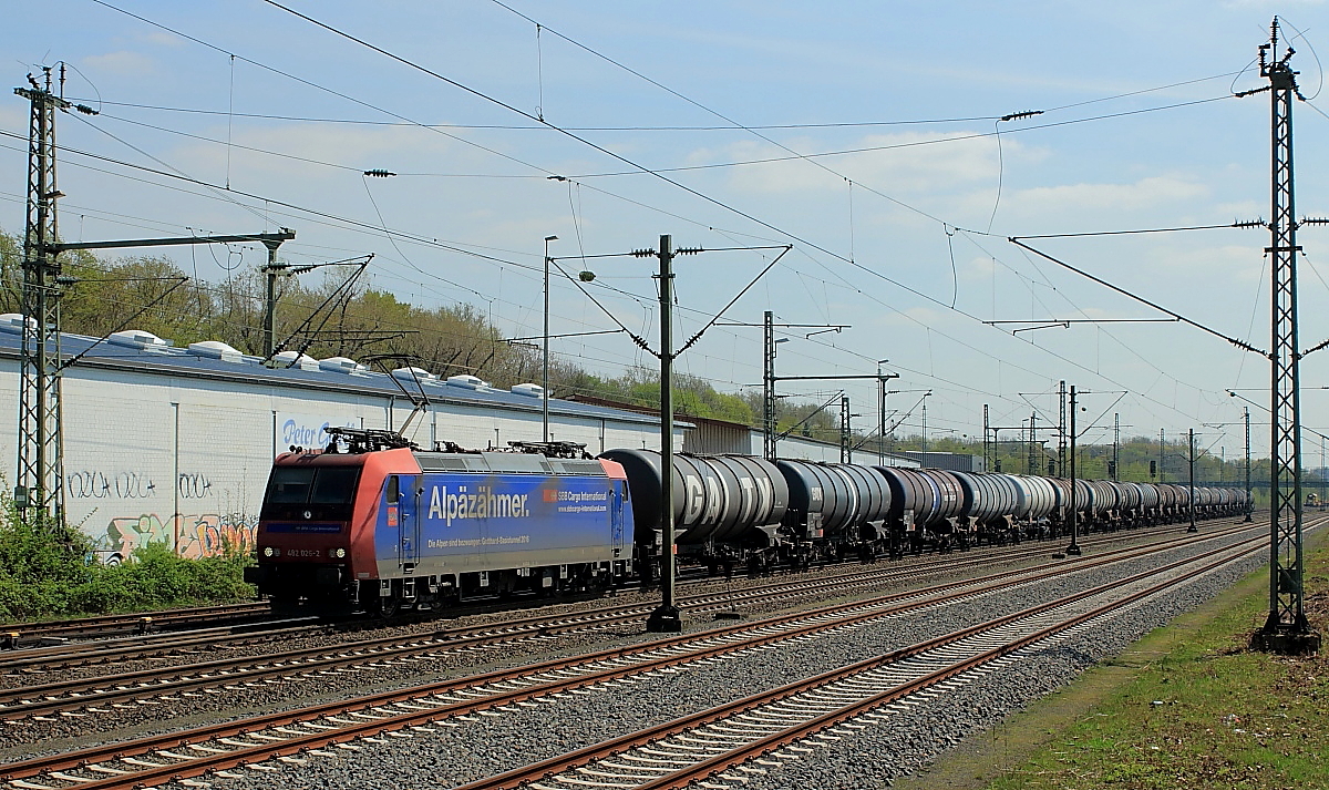 Die 1874 von der Rheinschen Eisenbahn-Geellschaft gebaute Strecke von Mülheim-Speldorf nach Troisdorf war ursprünglich als Konkurrenz zur 30 Jahre älteren Verbindung der Köln-Mindener Eisenbahn von Köln über Düsseldorf und das Ruhrgebiet nach Minden (und weiter nach Hannover und Berlin) gedacht. Da sie östlich der großen Siedlungszentren verläuft, hatte sie nie große Bedeutung im Personenverkehr, der heute nur noch auf Abschnitten stattfindet. Umso größer ist ihre Bedeutung im Güterverkehr. Regelmäßig sind hier auch schweizer Lokomotiven anzutreffen, am 17.04.2018 durchfährt der  Alpäzähmer  482 025-2 von SBB Cargo International mit einem Knickkesselwagenzug Düsseldorf-Eller in Richtung Norden.