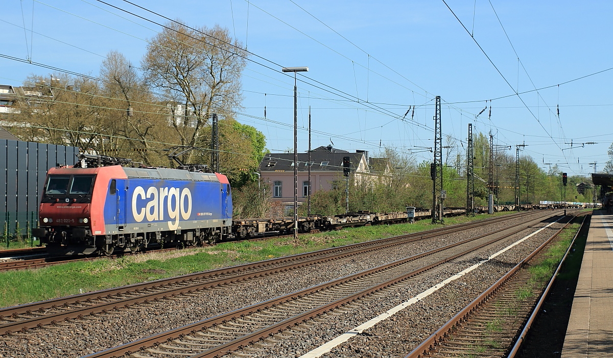 Die 1874 von der Rheinschen Eisenbahn-Geellschaft gebaute Strecke von Mülheim-Speldorf nach Troisdorf war ursprünglich als Konkurrenz zur 30 Jahre älteren Verbindung der Köln-Mindener Eisenbahn von Köln über Düsseldorf und das Ruhrgebiet nach Minden (und weiter nach Hannover und Berlin) gedacht. Da sie östlich der großen Siedlungszentren verläuft, hatte sie nie große Bedeutung im Personenverkehr, der heute nur noch auf Abschnitten stattfindet. Umso größer ist ihre Bedeutung im Güterverkehr. Regelmäßig sind hier auch schweizer Lokomotiven zu sehen, so wie hier die 482 020-5 von SBB Cargo, die am 20.04.2018 in Hilden Richtung Norden unterwegs ist.