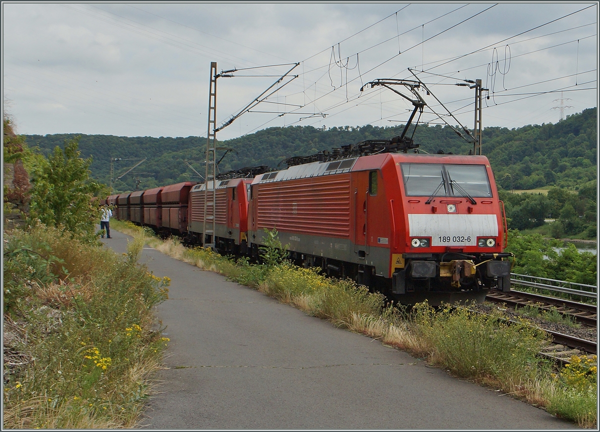 Die 189 032-6 und eine Schwesterlok mit einem Erzzug bei Winningen.
20. Juni 2014