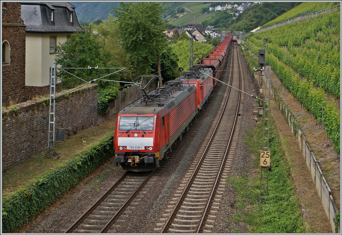 Die 189 039-1 und eine Schwesterlok mit einem (leeren) Erezzug bei Hatzenport.
21. Juni 2014 