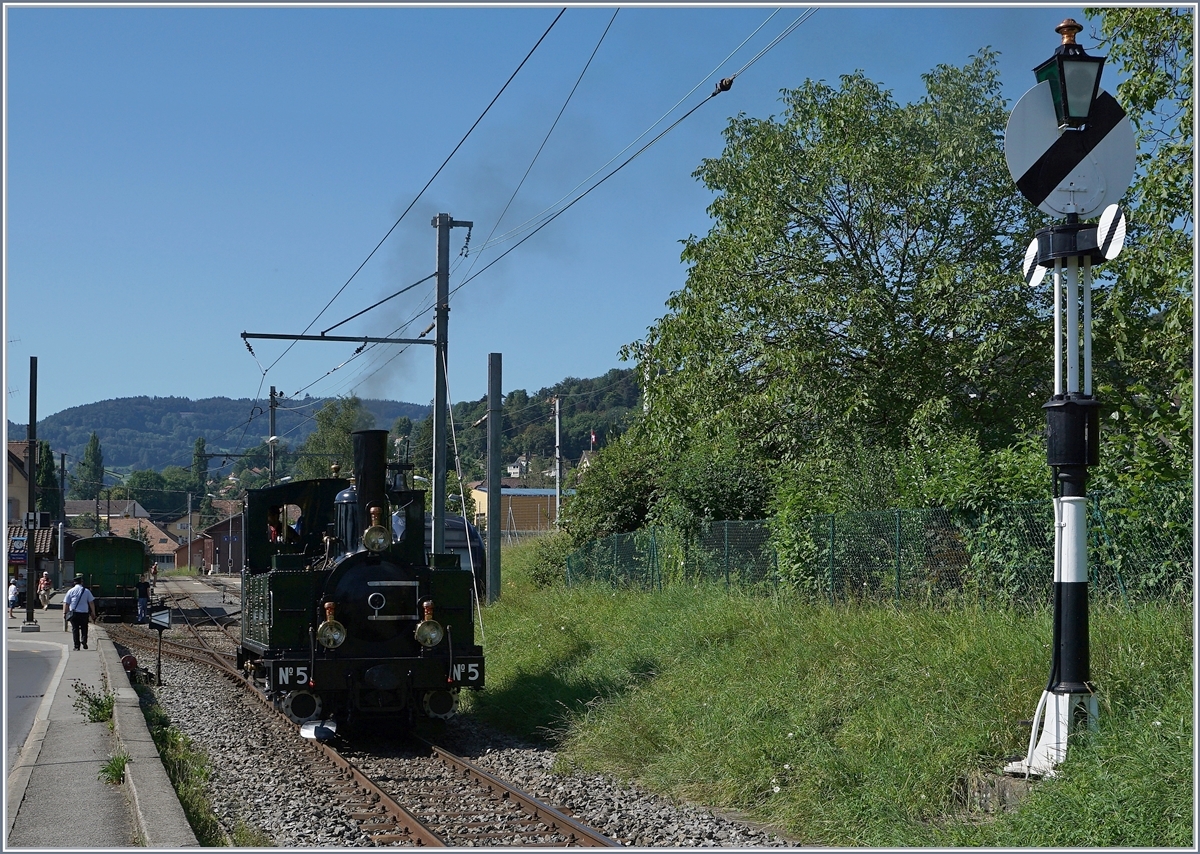 Die 1890 gebaute LEB G 3/3 N° 5 der Blonay-Chamby Bahn rangiert in Blonay. 

7. Aug. 2016