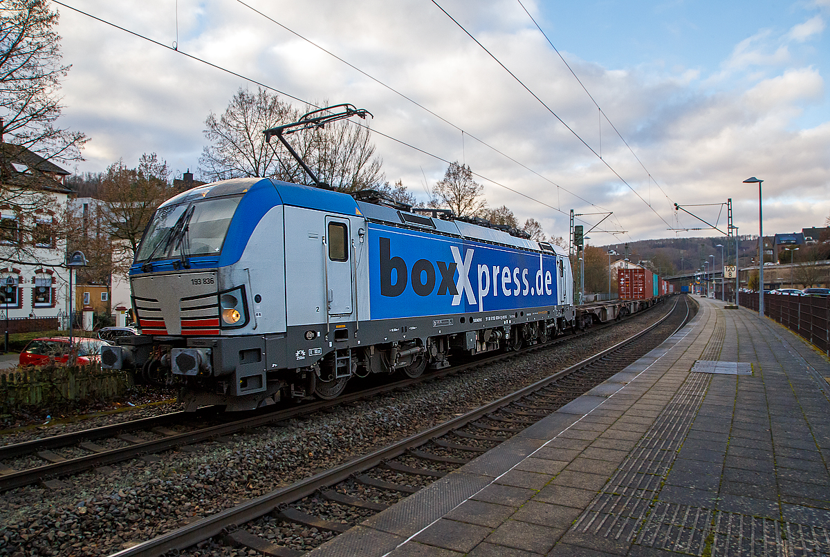 Die 193 836-4 (91 80 6193 836-4 D-BOXX) der boxXpress.de GmbH (Hamburg) fhrt am 02.12.2021 mit einem Containerzug durch Kirchen/Sieg in Richtung Kln. 

Die Siemens Vectron MS wurde 2017 von Siemens Mobilitiy in Mnchen-Allach unter der Fabriknummer 22275 gebaut und an die boxXpress.de geliefert.. Sie hat die Zulassungen fr Deutschland, sterreich, Italien und die Niederlande (D, A, I, NL), die Schweiz (CH) ist noch durchgestrichen. Die Vectron MS hat eine Leistung von 6,4 MW.
