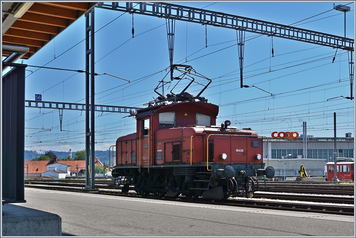 Die 1946 von SLM und BBC gebaute Ee 3/3 16408 wartet in Biel/Bienne auf den nächsten Einsatz.
18. August 2017 