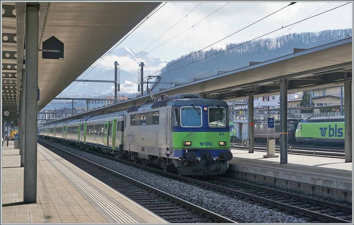 Die 1966 gebaute BLS Re 4/4 501 ist mit ihrem RE 4073 von Interlaken Ost nach Zweisimmen unterwegs. Der Zug besteht aus folgenden Wagen: EW III AD 50 85 34-003-3 CH-BLS, EW III A 50 85 18 34 022-1, CH-BLS, EW III A 50 85 18-34 011-4 CH-BLS, EW III B 50 85 29-34 020-2 CH-BLS, B 50 85 29-34 000-4 CH-BLS und dem EW III Bt 50 85 80-35 994-3 CH-BLS.

17. Februar 2021