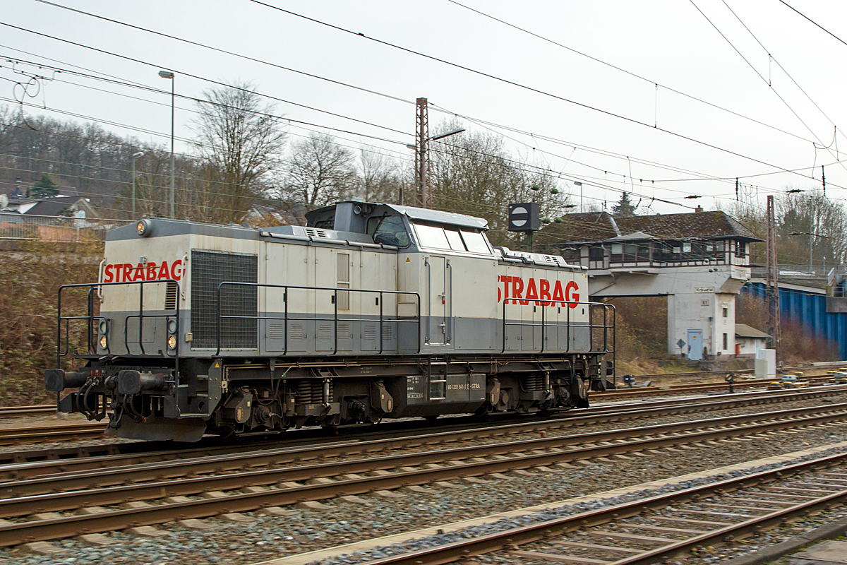 
Die 203 841-2 der STRABAG Rail GmbH, ex DB 202 841-3, ex DR 112 841-2, ex DR 110 841-4, rauscht am 07.03.2015 solo durch Kreuztal in Richtung Hagen.

Die V 100.1 wurde 1976 von LEW (VEB Lokomotivbau Elektrotechnische Werke „Hans Beimler“ Hennigsdorf) unter der Fabriknummer 15226 gebaut und an die DR als 110 841-4 ausgeliefert. Der Umbau in 112 841-2 erfolgte 1984 im BW Stendal, eine Umzeichnung in 202 841-3 erfolgte 1992 und 1994 ging sie dann mit in die DB über. Die z-Stellung und Ausmusterung erfolgten 2000 und wurde an die SFZ - Schienenfahrzeugzentrum Stendal (später ALSTOM Lokomotiven Service GmbH) verkauft. 

Von ALSTOM Lokomotiven Service GmbH in Stendal erfolgte dann der Umbau gemäß Umbaukonzept  BR 203.1  in die heutige 203 841-2, die Inbetriebnahme im Dezember 2010. Die STRABAG Rail GmbH kaufte sie dann 2011.