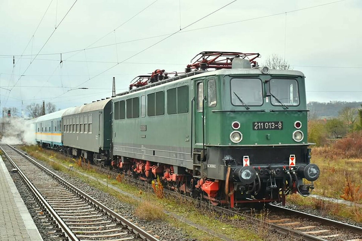 Die 211 013-8 der Dampflok Glauchau als Schlusslok am DPE 82957 von Halle (S) Hbf nach Karsdorf, 14.12.2023 in Naumburg (S) Hbf. Nach dem Abstecher auf die Unstrutbahn bis Karsdorf, gings weiter zu den Eisenbahnfreunde Treysa e.V.. (Foto: Maik Köhler)