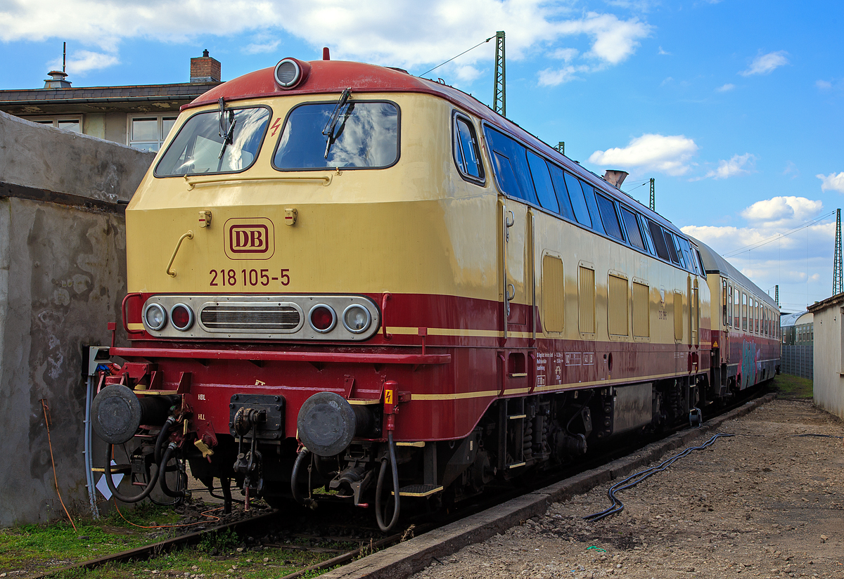 
Die 218 105-5 (92 80 1218 105-5 D-DB) der WestFrankenBahn (DB RegioNetz Verkehrs GmbH) am 09.04.2016 im DB Museum Koblenz-Lützel, in den TEE-Farben purpurrot/beige.

Die V 164 wurde 1971 bei Krupp unter der Fabriknummer 5126 gebaut und an die Deutschen Bundesbahn (DB) geliefert, seit 2008 ist sie im BW Aschaffenburg stationiert und gehörte 2016 noch der WestFrankenBahn (DB Regio). Im Sommer 2016 wurde die Lok an die NeSA Eisenbahn-Betriebsgesellschaft Neckar-Schwarzwald-Alb mbH in Rottweil verkauft und trägt nun die NVR-Nummer 92 80 1218 105-5 D-NESA. 
