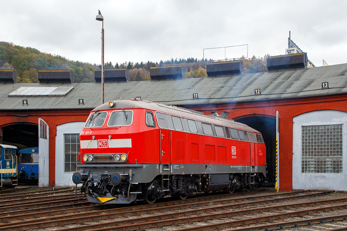 
Die 218 191-5 (92 80 1218 191-5 D-MZE) der MZE - Manuel Zimmermann Eisenbahndienstleistungen, Hellenhahn-Schellenberg (Ww), ex DB 218 191-5, am 28.10.2018 auf der Drehscheibe im Südwestfälische Eisenbahnmuseum in Siegen. Gerade hat der Lokführer den Motor neu gestartet.

Die V 164 wurde 1973 bei Krupp unter der Fabriknummer 5205 gebaut und an die DB geliefert, im Juli 2018 wurde sie dann ausgemustert und an Manuel Zimmermann Eisenbahndienstleistungen verkauft.

Technische Daten:
Achsformel:  B'B'
Spurweite:  1.435 mm
Länge: 16.400 mm
Drehzapfenabstand: 8.600mm
Achsabstand im Drehgestell: 2.800mm
Raddurchmesser:1.000mm (neu) / 920 mm (abgenutzt)
Gewicht:  79,5 Tonnen
Radsatzfahrmasse:  20,0 Tonnen
Höchstgeschwindigkeit:  140 km/h
Motor: Wassergekühlter V 12 Zylinder Viertakt MTU - Dieselmotor vom Typ MA 12 V 956 TB 10 mit Direkteinspritzung und Abgasturboaufladung mit Ladeluftkühlung
Motorleistung: 1.839 kW (2.500 PS) bei 1500 U/min
Motorhubraum: 114,67 Liter (insgesamt)
Getriebe: MTU-Getriebe K 252 SUBB (mit 2 hydraulische Drehmomentwandler)
Leistungsübertragung: hydraulisch
Anfahrzugkraft: 235kN (Langsamgang)
Dauerzugkraft: 175kN
Bremse: hydrodynamische Bremse KE-GPP2R-H mZ
Kleinster befahrbarer Gleisbogen: R 100 m
Tankinhalt:  3.200 l

Die Baureihe 218 ist das zuletzt entwickelte Mitglied der V 160-Lokfamilie. Viele Gemeinsamkeiten der Baureihen V 160 bis V 169 (spätere 215 bis 219) wurden in ihr zusammengefasst. 

Im Jahr 1966 bestellte die Deutsche Bundesbahn zunächst zwölf Vorserien-Lokomotiven der Baureihe V164. Die ersten Lokomotiven wurden ab 1968 von der Firma Krupp ausgeliefert. Von der Deutschen Bundesbahn wurden sie aber als Baureihe 218 in Dienst gestellt. Die Serienbeschaffung (unter Beteiligung von Henschel, Krauss-Maffei und MaK in Kiel) erfolgte von 1971 bis 1979 mit 398 weiteren Maschinen. Hinzu kam 1975 nach einem Unfall die 215 112, die nach ihrer Instandsetzung zur 218 399 wurde. Die Auslieferung erfolgte in vier Bauserien (218 101-170, 171-298, 299-398, 400-499), bei denen es geringe Veränderungen gab.
Die 140 km/h schnellen und 2.500 bis 2.800 PS starken ''BB-Loks wurden im Reise - und Güterzugdienst eingesetzt. Die elektrische Zugheizung und die Wendezug- und Doppeltraktionssteuerung machen die Baureihe 218 zu einer universal verwendbaren Lok. Die Baureihe 218 bewährte sich im Betriebsdienst und galt noch bis ins Jahr 2000 als die wichtigste Streckendiesellok der Deutschen Bahn AG. Leider wurden immer mehr Leistungen im Personennahverkehr durch Triebwagen ersetzt. Dadurch und durch Betreiberwechsel waren immer mehr Lokomotiven der Baureihe 218 bei der Deutschen Bahn AG überflüssig geworden. Im Juli 2009 waren noch etwa 200 Exemplare im Einsatz. Eine Nachfolgerin für die Baureihe 218 ist noch nicht in Sicht.