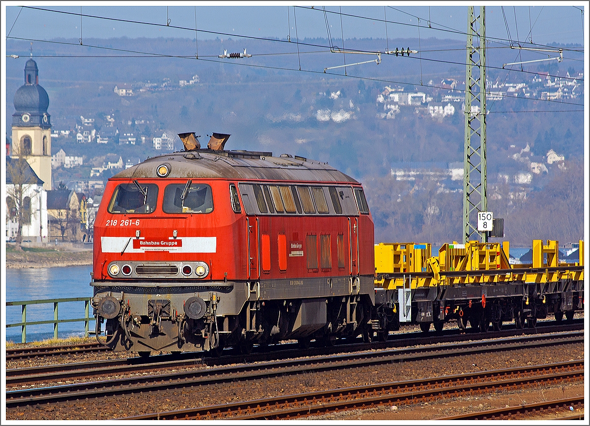 Die 218 261-6 der Bahnbau Gruppe (DB Gleisbau) fährt am 09.03.2014 mit einem Langschienenzug durch Koblenz-Ehrenbreitstein in Richtung Süden (Rheinaufwärts). 

Die V 164 wurde 1973 bei Henschel in Kassel unter der Fabriknummer 31738 gebaut und an die DB geliefert, seither wird sie auch als 218 261-6 bezeichnet. Im November 2008 wurde sie z-gestellt und dann an die Deutsche Bahn Gleisbau GmbH verkauft. 

Technische Daten:
Achsformel:  B'B'
Spurweite:  1.435 mm
Länge: 16.400 mm
Gewicht:  79 Tonnen
Radsatzfahrmasse:  20,0 Tonnen
Höchstgeschwindigkeit:  140 km/h
Motor: Wassergekühlter V 12 Zylinder Viertakt MTU - Dieselmotor vom Typ MA 12 V 956 TB 11 (abgasoptimiert) mit Direkteinspritzung und Abgasturboaufladung mit Ladeluftkühlung
Motorleistung: 2.800 PS (2.060 kW) bei 1500 U/min
Motorhubraum: 114,67 Liter (insgesamt)
Getriebe: MTU-Getriebe K 252 SUBB (mit 2 hydraulische Drehmomentwandler)
Leistungsübertragung: hydraulisch
Tankinhalt:  3.150 l
Bremse:  hydrodynamische Bremse KE-GPR2R-H mZ

NVR-Nummer:  92 80 1 218 261-6-D-DBG
