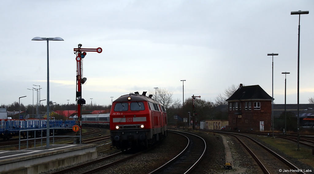 Die 218 314-3 & 389-5 von DB Fernverkehr fuhren am 11.12.16 mit dem IC 2072 nach Westerland (Sylt) in den Bf. Niebüll ein.