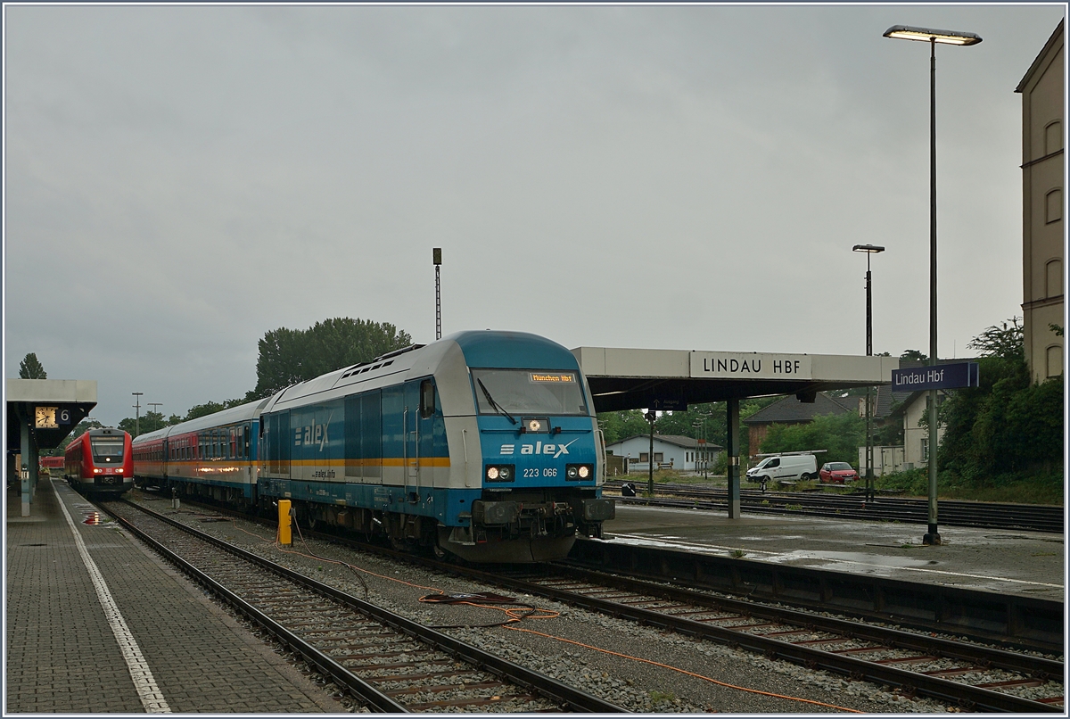 Die 223 066 wartet in Lindau mit einem kurzen Alex nach München auf die Abfahrt.
10. Juli 2017