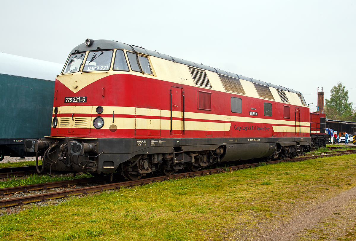 
Die 228 321-6 (92 80 1228 321-6 D-CLR) der Cargo Logistik Rail Service GmbH (CLR), ausgestellt am 06.05.2017 auf dem Familienfest der Magdeburger Eisenbahnfreunde im Wissenschaftshafen Magdeburg.

Die V 180. 2 (Achsfolge C’C’) wurde 1968 von Lokomotivbau Karl Marx, Babelsberg (LKM) unter der Fabriknummer 280125 gebaut und als V180 321 an die DR (Deutschen Reichsbahn) geliefert.  Die Lok hat folgenden Lebenslauf und ehemaligen Fahrzeugnummern:
1968 - 1970 DR V180 321
Am 01.06.1970 in 118 321-9
1990  Umbau und Umzeichnung in DR 118 721-0
01.01.1992 Umzeichnung in DR 228 721-7
01.01.1994 nun DB 228 721-7
01.03.1994 Ausmusterung 
1994 – 2001 Bernd Falz - Dampflokmuseum, Basdorf  als 228 721-7
2001  - 2011 Uwe Adam Transporte 8  Sylvia Adam   (V180 321),  NVR-Nummer: 92 80 1228 321-8 D-ADAM
Im Jahre 2003 wurde die V 180 bei Alstom in Stendal umfangreich umgebaut. Dabei wurden zwei neue und moderne V-12-Zylinder-Caterpillar-Dieselmotore vom Typ 3512 mit einer Leistung von je 1.050 kW (1.428 PS) und verschafften der Lok damit mehr Leistung. 
Seit 2011 nun CLR – Cargo Logistik Rail Service GmbH, Barleben  als 228 321-6 (NVR-Nummer: 92 80 1228 321-6 D-CLR)

Allgemeines zur der V 180:
LKM stellte im Jahr 1959 mit der Achsfolge B’B’ zwei Vorauslokomotiven V 180 001 und 002 fertig. Beide besaßen ein Voith-Getriebe sowie noch keinen Heizkessel. Diese Lokomotiven wurden nicht von der DR übernommen und 1966 und 1965 im Werk Babelsberg verschrottet. Zwei weitere Voraus-Lokomotiven wurden zu Erprobung 1962 gebaut. Es folgte die Kleinserie weiterer fünf Lokomotiven sowie die Serienproduktion bis zur V 180 087 in den Jahren 1963—1965. Die Loks erhielten zwei Zwölfzylinder-Dieselmotoren der Bauform 12 KVD 18/21 A-I in V-Anordnung mit einer Nennleistung von je 900 PS vom VEB Motorenwerk Johannisthal. Für den Einsatz auf Nebenbahnen wurde eine Version mit der Achsfolge C’C’ entwickelt. Im Jahr 1964 wurde V 180 201 fertig gestellt. Es folgten 205 Lokomotiven, wobei die letzten schon unter ihrer neuen Baureihennummer 118 ausgeliefert wurden.

Aufbau
Die Lok besitzt einen Leichtbaurahmen. Sie wurde anfangs in einer vierachsigen Version mit zwei zweiachsigen Drehgestellen gebaut. Diese Variante hatte keinen Drehzapfen, sondern eine trapezförmige Spannbandanlenkung. Die Primärfederung waren Gummischubfedern mit Metallzwischenlagen, die Sekundärfederung Blattfedern.

Die Lok hatte in der Mitte einen Heizkessel Bauart Köthen stehen, der auch in der Lokbaureihe 110 Verwendung fand. Darum herum angeordnet waren die Wasserbehälter und Kühlanlagen für die beiden Dieselmotoren des Typs 12KVD18/21 aus dem VEB Kühlautomat Berlin-Johannisthal, die hinter den Führerständen standen. Unter den Führerständen, die sehr hoch angelegt sind, liegen die Drei-Wandler-Strömungsgetriebe für 120 km/h. Hier sind die Lichtmaschinen und die Lüfter-Generatoren angeflanscht. Die durch Elektromotoren angetriebenen Kompressoren befinden sich ebenfalls unter den Führerständen. Die Schaltschränke sind an den Rückwänden der Führerstände angeordnet.

Die sechsachsige Ausführung wurde schon ab Werk mit den weiterentwickelten Motoren 12KVD18/21-A3 mit 736 kW/1000 PS ausgerüstet. Bei einem späteren Motorentausch erhielten alle Maschinen die nochmals leistungsgesteigerte Version 12KVD18/21-AL4 mit 883kW/1200PS Leistung. Die dreiachsigen Drehgestelle haben Drehzapfen.

Versuchsweise wurden in den 80er Jahren hochaufgeladene Motoren der Bauart 12KVD18/21-AL5 mit je 1100 kW/1500 PS Antriebsleistung eingebaut. Da die noch in der Erprobungsphase befindlichen Motoren noch unzuverlässig waren und man ohnehin mit den Baureihen 132 und 119 entsprechend leistungsstarke Lokomotiven zur Verfügung hatte, wurde von einem Serienumbau abgesehen.

Eine Besonderheit der sechsachsigen Version ist die geringe Achsfahrmasse von 15,6 t, sodass diese Lok universell auch auf Nebenbahnen eingesetzt werden kann. Außerdem hat sie eine Zulassung für Steilstrecken. Das dadurch mögliche Einsatzgebiet ist einmalig bei deutschen Großdieselloks.

Unterbaureihen:
118.0 – vierachsige Ausführung, 2 × 900 PS
118.1 – vierachsige Ausführung, 2 × 1.000 PS
118.2-4 – sechsachsige Ausführung, 2 × 1.000 PS
118.5 – vierachsige Ausführung, umgebaut aus 118.0,  2 × 1.000 PS
118.6-8 – sechsachsige Ausführung, umgebaut aus 118.2-4, 2 × 1.200 PS
V 240 001 – sechsachsige Ausführung (Prototyp), 2 × 1200 PS; umgezeichnet in 118 202, jetzt wieder V240 001 im Depot des Dresdner Verkehrsmuseums am BW Dresden-Altstadt (neben dem Eisenbahnmuseum Bw Dresden-Altstadt)
118 124 – vierachsige Ausführung, 2 × 15.00 PS (2x 12 KVD AL 5 Motoren)

TECHNISCHE DATEN der 228 321-6:
Spurweite: 	1.435 mm (Normalspur)
Achsformel: C’C’
Länge über Puffer:  19.460 mm
Größte Höhe:  4.280 mm
Drehzapfenabstand: 10.910 mm
Achsabstand im Drehgestell: 3.600 mm (2 x 1.800 mm)
Raddurchmesser:  1.000 mm
Dienstgewicht: 	93,4 t
Achsfahrmasse: 	15,5 t

Motoren Daten:
Art:  2 Stück  V-12-Viertakt-Dieselmotor mit Turboaufladung und Ladeluftkühlung
Typ:  Caterpillar 3512
Bohrung x Hub :	170 mm x 190 mm
Hubraum: 	51,8 l 
Leistung: 1.050 kW (1.428 PS)
Gewicht  (Nettotrockengewicht):  6.078 kg 
Motorengesamtleistung:  2.100 KW  (2.856 PS)

Leistungsübertragung:  hydrodynamisch
Höchstgeschwindigkeit:  120 km/h
Kleinster befahrbarer Gleisbogen: R = 100 m
