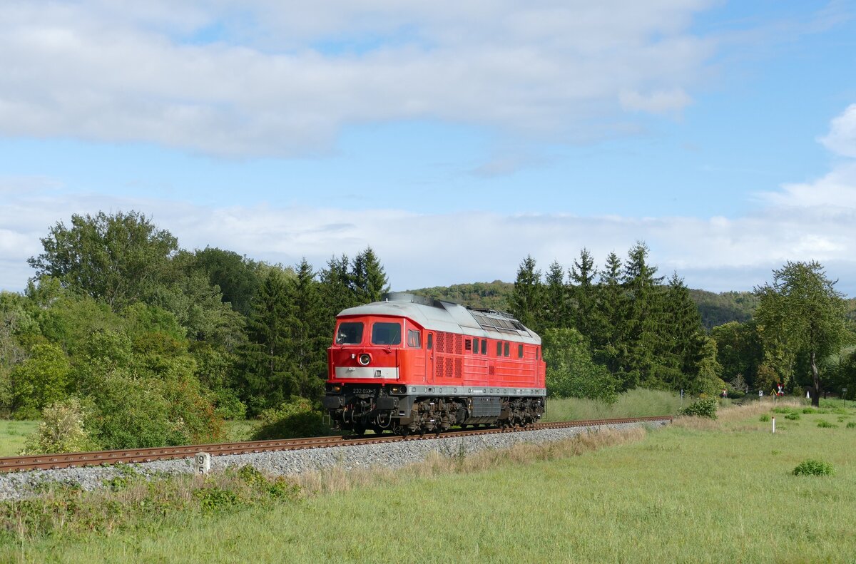 Die 232 093-5 vom Bahnbetrieb Gera war am 15.09.2025 auf der Unstrutbahn bei Balgstädt unterwegs, um im Bahnhof Vitzenburg Kesselwagen abzuholen. (Foto: Wolfgang Krolop)